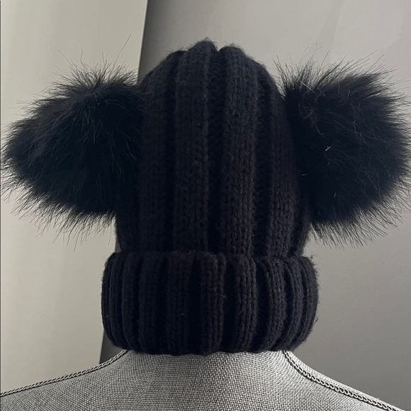 Accessories - Cozy Black Women's Knit Pom-Pom Hat Warm Fleece Interior